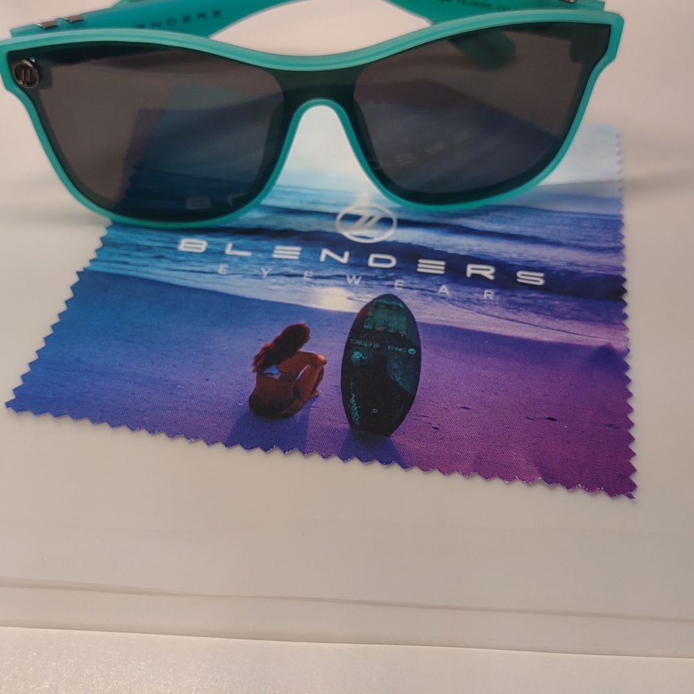 Blenders Eyewear Amber Torrealba NWT🔥Teal/Smoke